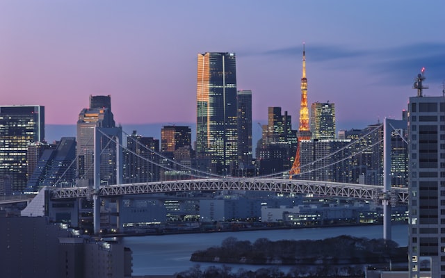 东京塔与彩虹桥夜景 — Tokyo skyline with Rainbow Bridge