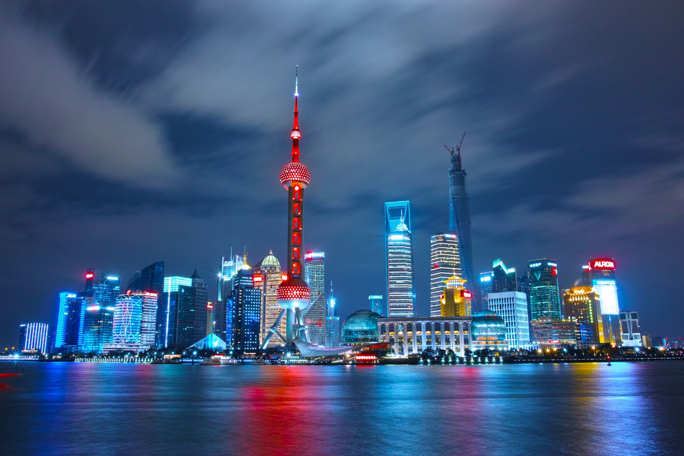 仰视上海陆家嘴高层建筑群 — Upward view of Shanghai Lujiazui towers